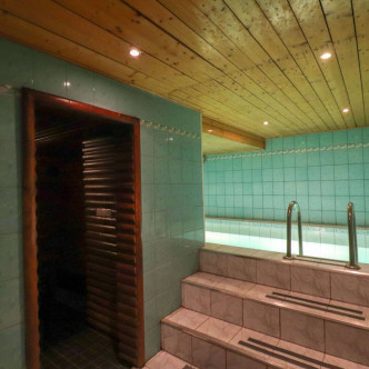 Sauna eesruum koos basseiniga.